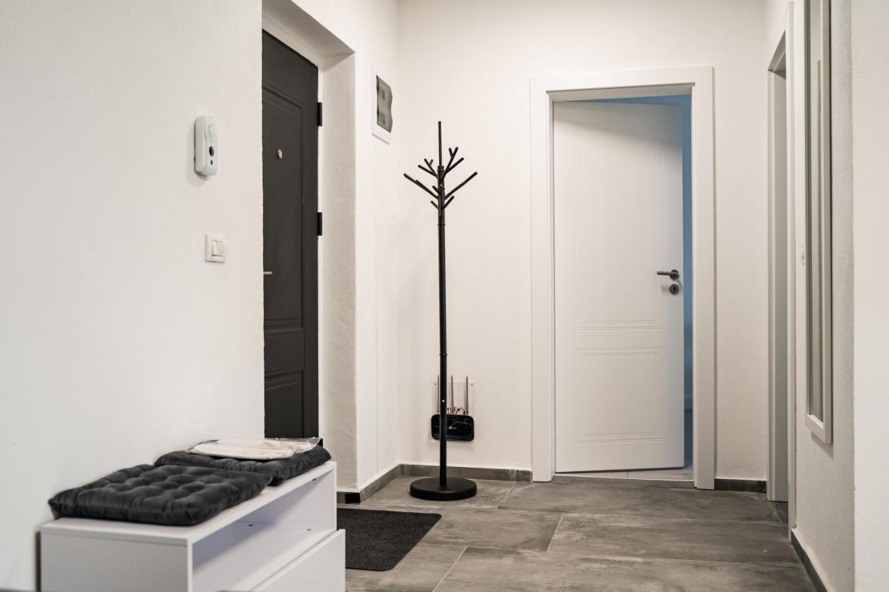 Modern Apartment In Dumbravita Uisenteş Exterior foto